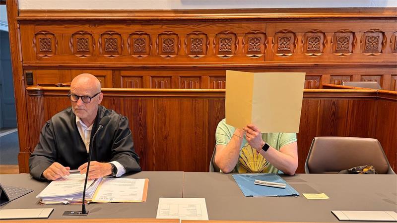 EIne 44-Jährige (r.) soll in Schleswig versucht haben, ihre Expartnerin zu töten. (Archivbild)