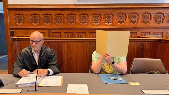 EIne 44-Jährige (r.) soll in Schleswig versucht haben, ihre Expartnerin zu töten. (Archivbild)