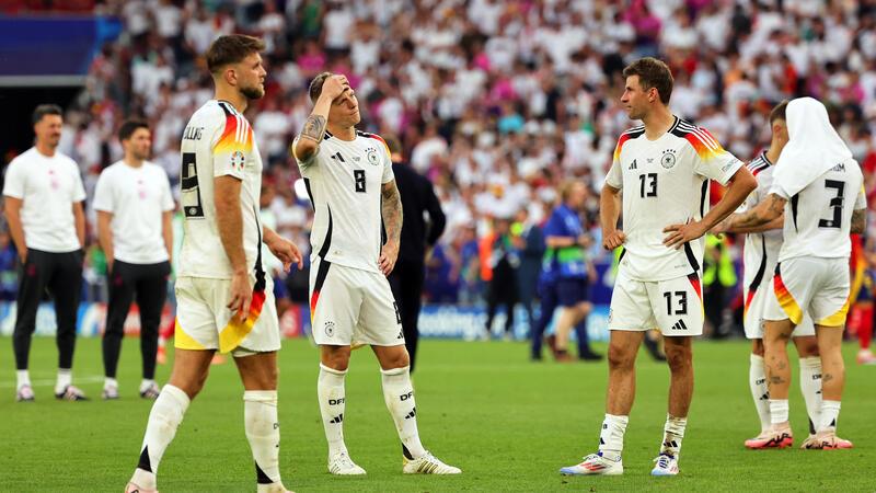 EM 2024, Spanien - Deutschland, Viertelfinale: Deutschlands Spieler Niclas Füllkrug (l-r), Toni Kroos und Thomas Müller reagieren nach dem verlorenen Spiel und dem EM-Aus.
