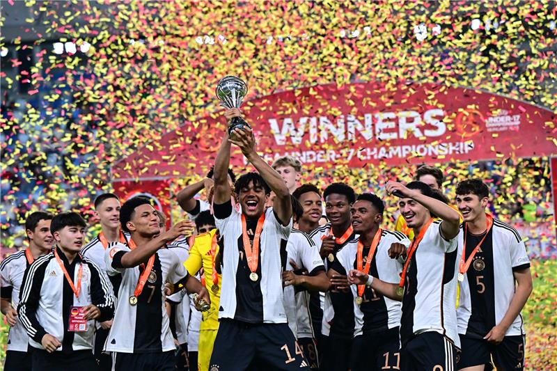 Deutsche U17-Europameister auf Social-Media rassistisch beleidigt EM-Finale im Hidegkuti Nandor Stadium, das deutsche Team jubelt mit der Trophäe nach der Partie. Foto: Marton Monus/dpa