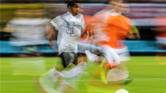  EM-Qualifikation, Deutschland - Niederlande, Gruppenphase, Gruppe C, 5. Spieltag, im Volksparkstadion. Deutschlands Serge Gnabry spielt den Ball.