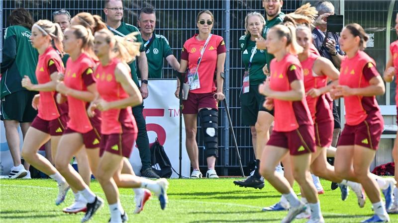 Bilder des Tages EM-Training ohne Kapitänin: Giulia Gwinn muss verletzt zuschauen
