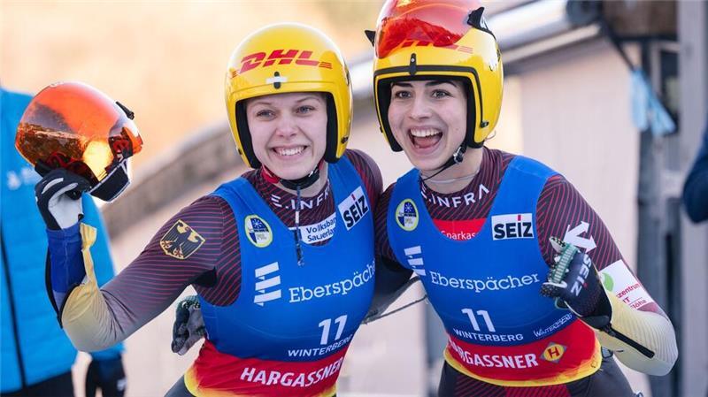 EM-Titel für Bayern-Duo und Taubitz EM-Zweite:Jessica Degenhardt (r) und Cheyenne Rosenthal jubeln.