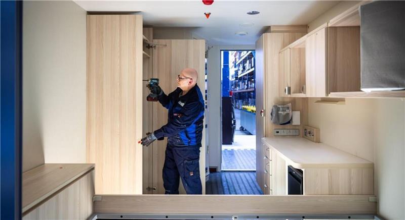 EMS PreCab baut Kabinenmöbel und auch Nasszellen für Kreuzfahrtschiffe. eine ganze Reihe an Musterstücken werden im März in Papenburg verkauft.