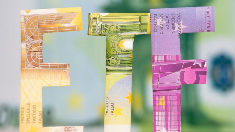 ETF sind eine günstige Möglichkeit, um breit gestreut in den Aktienmarkt zu investieren.