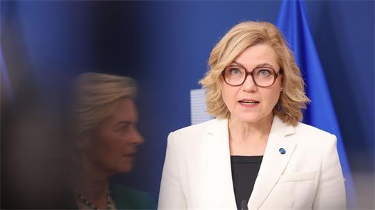EU-Digitalkommissarin Henna Virkkunen (r.) mahnt KI-Firmen, ihre neusten Modelle erst nach erfolgreichen Sicherheitstests zu veröffentlichen. (Archivbild) 