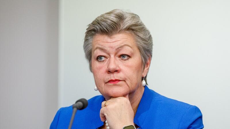 Europol identifiziert 821 kriminelle Netzwerke in der EU EU-Innenkommissarin Ylva Johansson bei der Hybrid-Pressekonferenz von Europol.