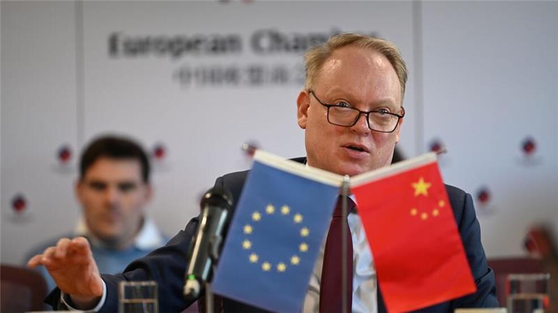 EU-Handelskammer in China: Zukunft mit Trump unklar EU-Kammer-Präsident Eskelund warnte vor hohen Kosten und schwindender Effizienz, wenn EU-Firmen in Geschäft in China isolieren müssen.