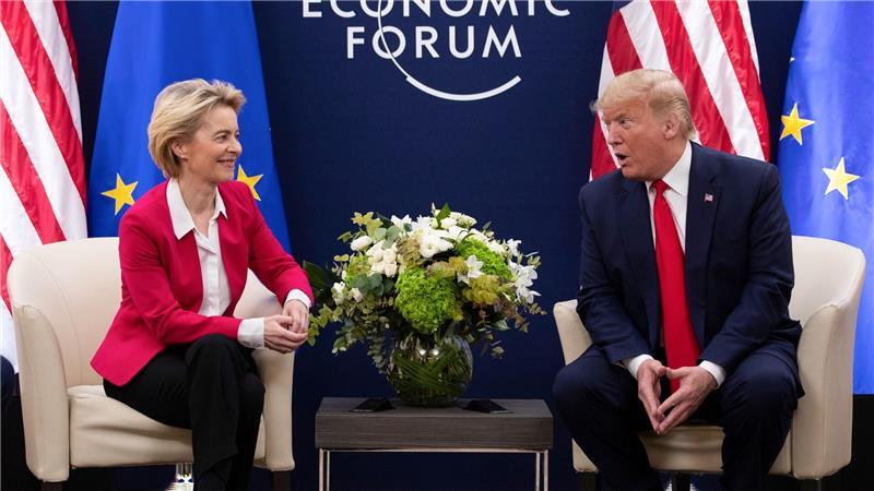 EU-Kommissionschefin Ursula von der Leyen (l) und US-Präsident Donald Trump (Archivbild)