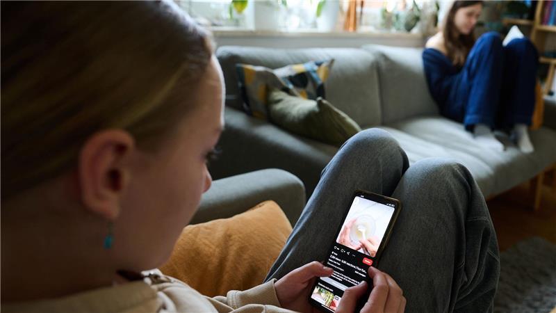 EU-Staaten für Mindestalter in sozialen Netzen EU-Kommissionspräsidentin Ursula von der Leyen hatte der Debatte mit ihrer Forderung nach einer Altersgrenze in den sozialen Medien zuletzt neuen Auftrieb gegeben. (Symbolbild)