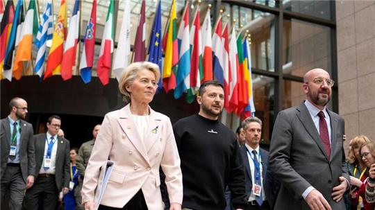 EU-Kommissionspräsidentin Ursula von der Leyen (l-r), Präsident der Ukraine Wolodymyr Selenskyj, und EU-Ratspräsident Charles Michel, bei dem EU-Gipfel in Brüssel.