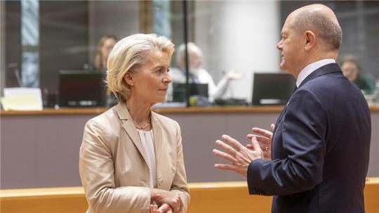 EU-Kommissionspräsidentin Ursula von der Leyen spricht mit Bundeskanzler Olaf Scholz beim EU-Gipfel in Brüssel.