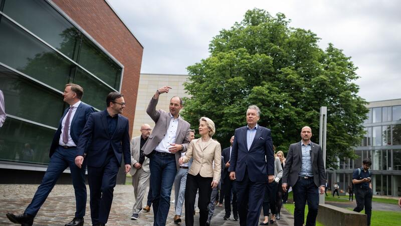 EU-Kommissionspräsidentin und Spitzenkandidatin der CDU für die Europawahl, Ursula von der Leyen, bei einem Besuch des Hasso-Plattner-Instituts (HPI) in Potsdam.