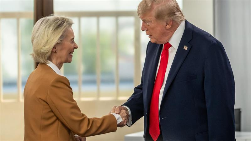 EU-Kommissionspräsidentin von der Leyen und US-Präsident Trump hatten sich im Sommer 2025 nach einem monatelangen Zollkonflikt auf eine Einigung verständigt. (Archivbild)