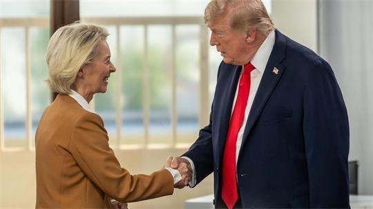 EU-Kommissionspräsidentin von der Leyen und US-Präsident Trump hatten sich im Sommer 2025 nach einem monatelangen Zollkonflikt auf eine Einigung verständigt. (Archivbild)