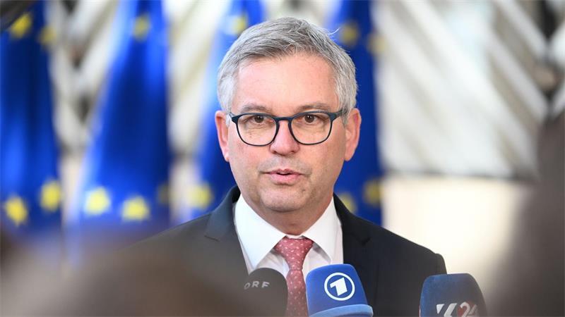 EU will wehrfähigen Ukrainern Flucht vor Krieg erschweren EU-Migrationskommissar Magnus Brunner verkündete Details des Vorschlags in Brüssel. (Archivbild)