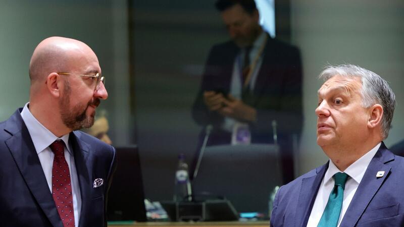 EU-Ratspräsident Charles Michel (l) spricht mit dem ungarischen Ministerpräsidenten Viktor Orban.