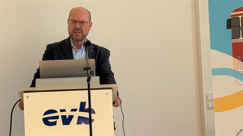 EVB-Geschäftsführer Christoph Grimm erläutert in Deinste die Pläne zur Reaktivierung der Bahnstrecke von Bremervörde nach Stade.