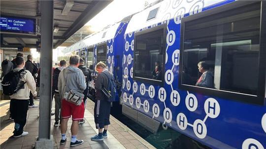 EVB-Wasserstoffzug am Bahnhof Buxtehude.