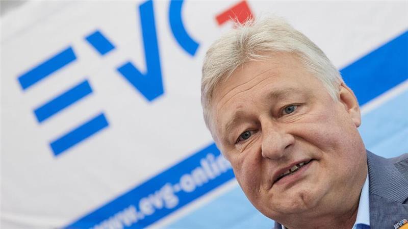 EVG-Chef Burkert fürchtet um das Wohl der Beschäftigten. (Archivbild)