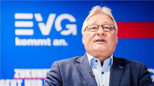 EVG-Chef Martin Burkert probt den Machtkampf mit dem Bundesverkehrsminister. Die Gewerkschaft will den designierten neuen DB-InfraGo-Chef Dirk Rompf verhindern. 