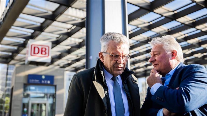 EVG-Chef Martin Burkert (rechts) und Werner Gatzer, Vorsitzender des Aufsichtsrats der Deutschen Bahn, kurz vor der Aufsichtsratssitzung.