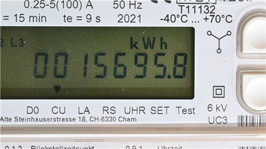 Ein elektronischer Stromzähler in einem Einfamilienhaus.