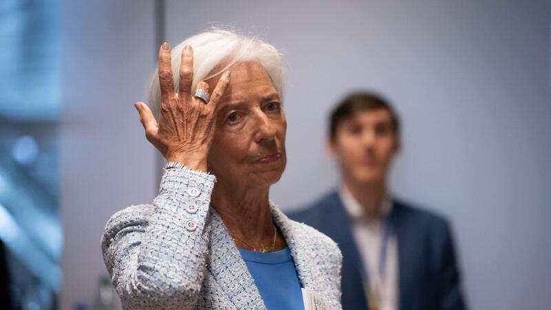 EZB-Präsidentin will bei Leitzinsen Fuß auf Bremse lassen EZB-Präsidentin Christine Lagarde hat die letzte Entscheidung der Europäischen Zentralbank zum Leitzins erklärt.