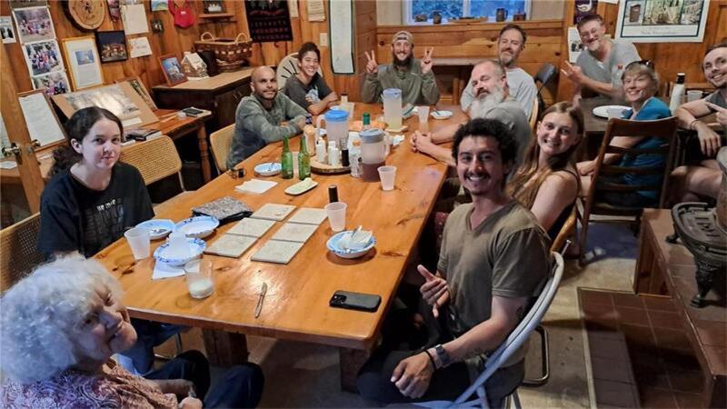 Appalachian Trail: Für den Weit-Wanderer wird’s wild zum Schluss Earl Shaffer war der erste Thru-Hiker, 1948 hat er den ersten Hike gemacht und 50 Jahre später 1998 hat er den AT zum 3. Mal bewandert und hat bei Honey seine Signatur unter dem Tisch hinterlassen.