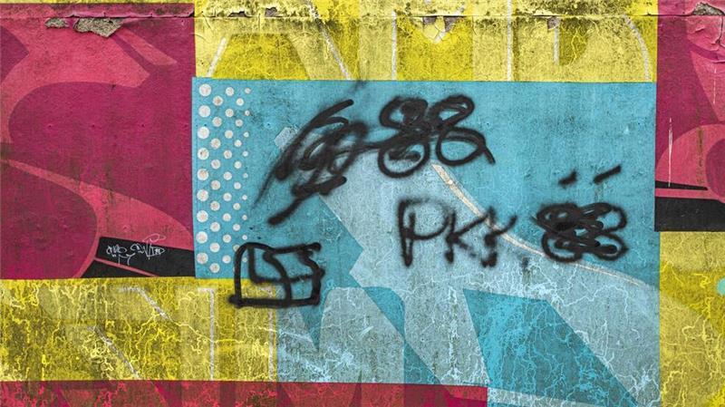 Ebenfalls an der Mauer des Gebäudes der Nordsee-Zeitung: PKK. Diese Organisation ist seit 1993 in Deutschland verboten.