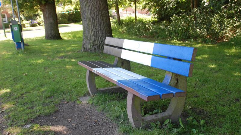 Marode Straßen und Vandalismus: Ärger in Apensen Ebenfalls an der Neukloster Straße: Bänke und Stromkästen sind in HSV-Farben beschmiert.