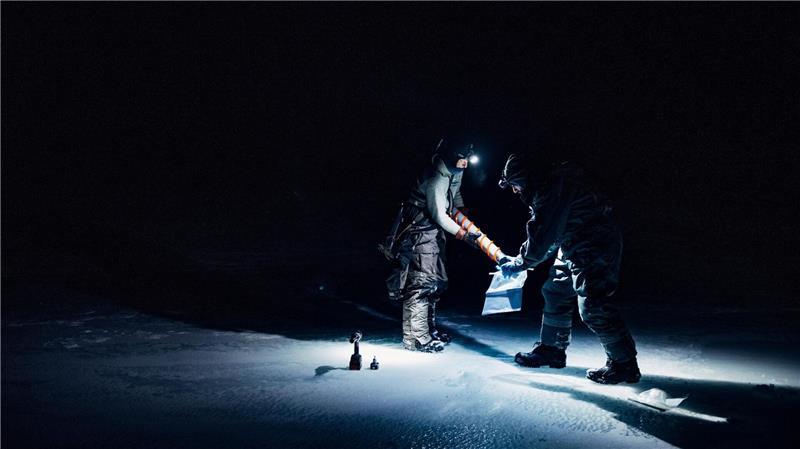 Ebenfalls frieren mussten die Biologen James Bradley und Catherine Larose, die bei Eisbohrungen im norwegischen Archipel Spitzbergen fotografiert wurden.