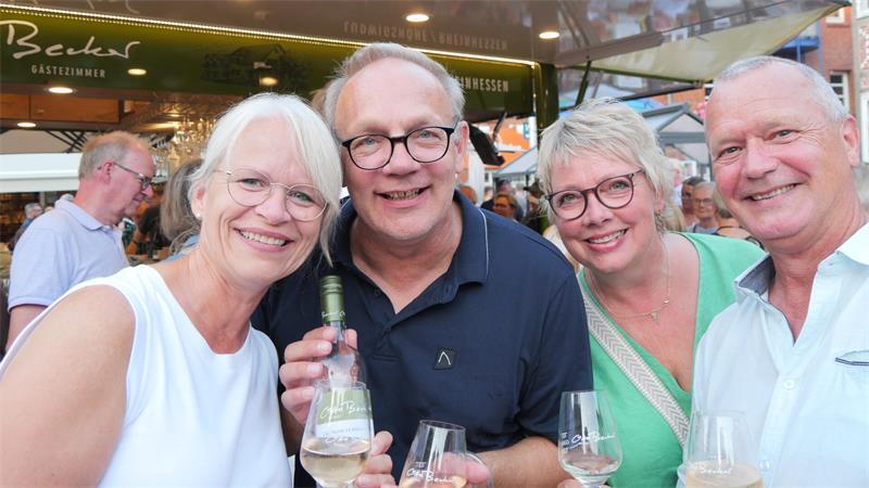 Süße Männer, trockener Wein: Buxtehuder Weinfest sorgt für Schmunzler Ebenfalls seit mehreren Jahrzehnten sind Susanne, Ralf, Daniela und Ralph beim Weinfest zu Gast. An diesem Abend schmeckt ihnen besonders ein Blanc de Noir - ein heller Wein aus dunklen Spätburgundertrauben.