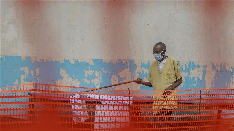 Ebola-Ausbruch im Kongo: Ein Mitarbeiter bereitet ein Behandlungszentrum vor.
