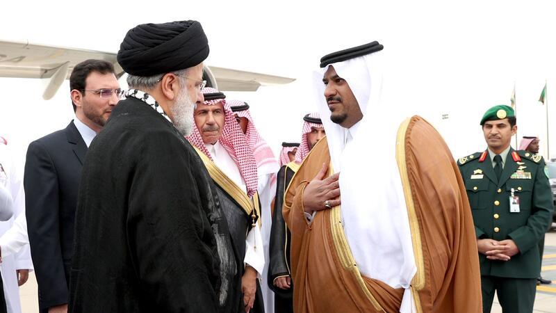 Riad: Sondergipfel fordert internationale Friedenskonferenz Ebrahim Raisi, Präsident des Iran, wird von einem saudi-arabischen Beamten auf dem Flughafen in Riad begrüßt.