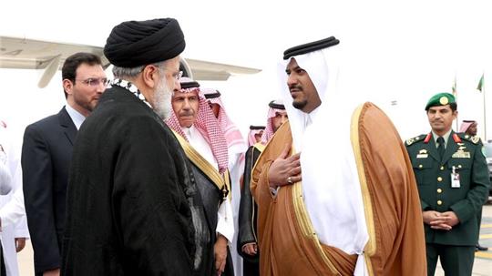 Ebrahim Raisi, Präsident des Iran, wird von einem saudi-arabischen Beamten auf dem Flughafen in Riad begrüßt.
