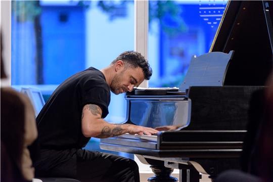 Echo-Preisträger Tim Allhoff spielte am mächtigen Steinway A Flügel. Fotos: Jan Iso Jürgens