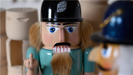 Echt erzgebirgischer Nussknacker vs. Importmodell. Das Kunsthandwerk im Erzgebirge setzt sich gegen Kopien aus dem Ausland zur Wehr. Auch vor Gericht.