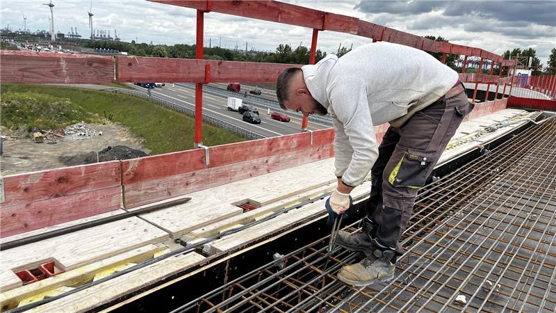 A26 West: Wann kommt der Lückenschluss nach Hamburg? Echte Handarbeit auf der A26-Baustelle. Hier wird auf dem Überflieger die Eisen-Bewehrung verdrahtet.