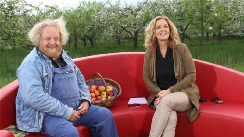 Eckart Brandt mit TV-Moderatorin Bettina Tietjen 2019 auf dem roten Sofa in der gleichnamigen NDR-Sendung.