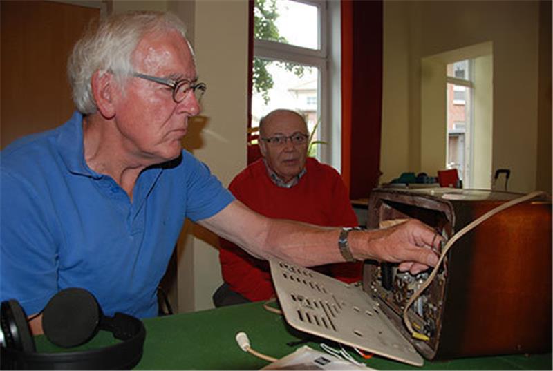 Eckhard Nilson untersucht das „Dampfradio“ von Helmut Rieck.