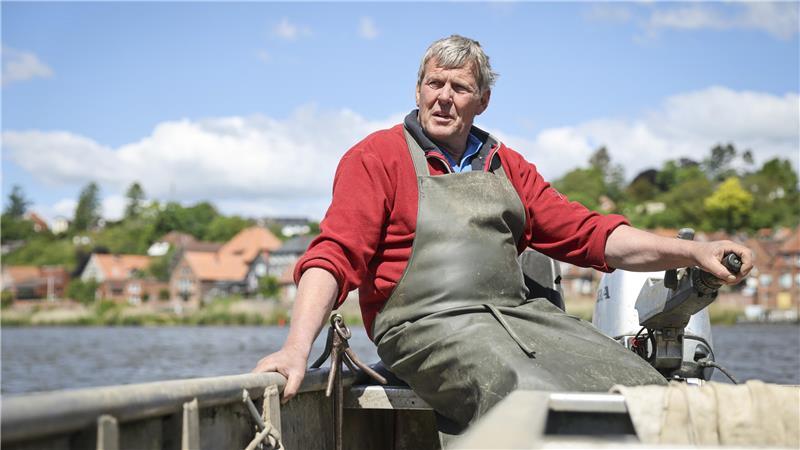 Eckhard Panz, Elbfischer, fährt mit dem Boot zu seinen Reusen auf der Elbe bei Lauenburg.