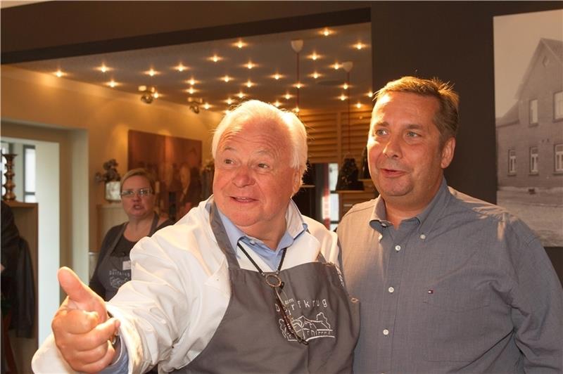 Eckhart Witzigmann auf Tour: Mit Inhaber Thomas Hauschild kochte der Jahrhundertkoch auch schon man im Dorfkrug in Neu Wulmstorf. Foto: Lepél