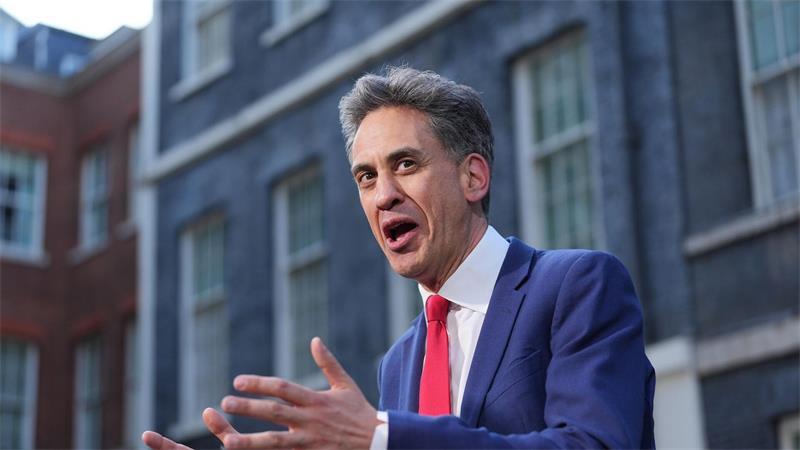 Burnham startet mit Überraschungen im Kabinett Ed Miliband ist neuer Außenminister.