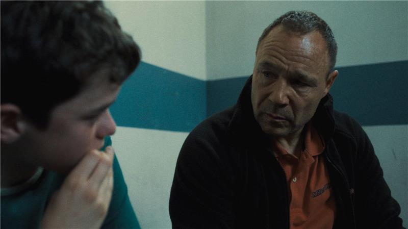 Eddie Miller (Stephen Graham) kann nicht fassen, dass sein Sohn Jamie (Owen Cooper) ein Mädchen umgebracht hat.