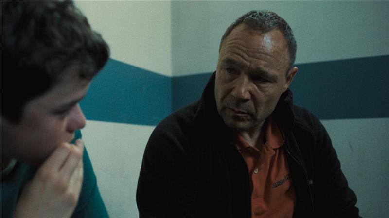 Netflix: Schon fast 100 Millionen Abrufe für „Adolescence“ Eddie Miller (Stephen Graham) kann nicht fassen, dass sein junger Sohn Jamie (Owen Cooper) zum Mörder geworden sein soll. Die vierteilige Serie Adolescence“ ist seit 13. März auf Netflix abrufbar.