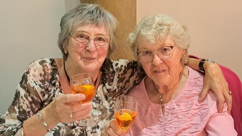 Edelgard Rathjen (links) ist mit 89 Jahren die Älteste bei der Ü60-Disco und feiert mit ihrer Freundin Elisabeth Wendelken (88) von der Senioren-Tanzgruppe.