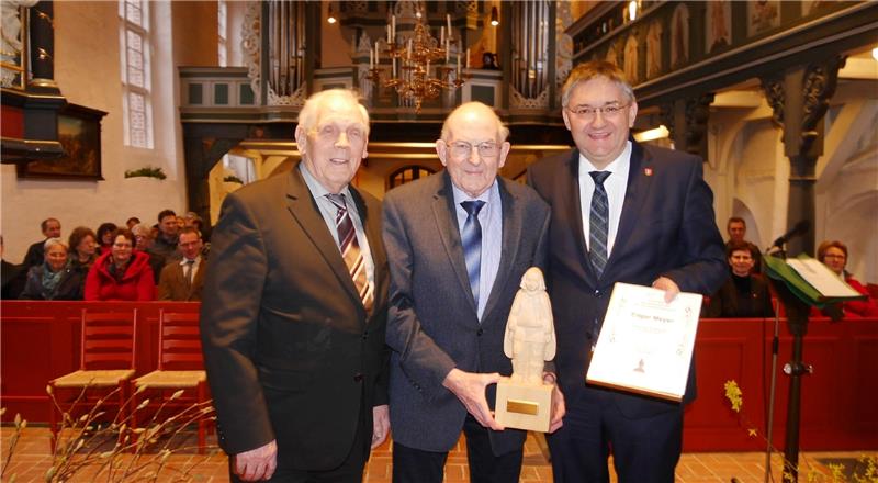 Edgar Meyer (Mitte) erhielt als zweiter Bürger Oederquarts den „Oderik“als Ehrenpreis. Er wurde überreicht vom ersten Preisträger Klaus Hartlef (links) und Bürgermeister Jörg Oldenburg. Fotos Umlan