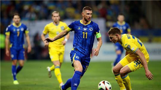 Edin Dzeko (M) will zukünftig in der 2. Bundesliga stürmen. (Archivbild)