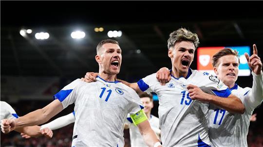Edin Dzeko (l) soll Bosnien zur WM schießen. (Archivbild)